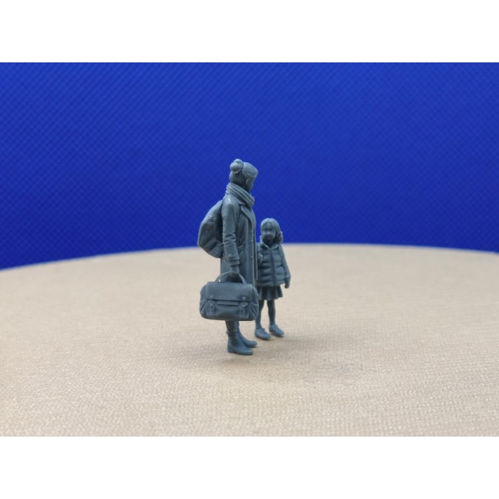 Modèle 3D Creative maman et sa fille en route pour l'école au 1:43