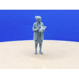 Maîtresse à l’échelle 1:43 tenant un document pour faire l’appel, vue de face