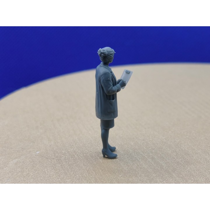 Maîtresse 3D Creative à l’échelle 1:43 tenant un document, vue de côté