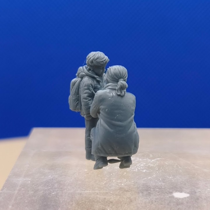 Diorama maman et garçon vu de dos avec le sac à dos du garçon