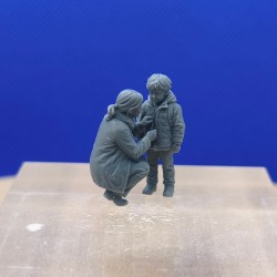 Diorama : Maman ferme la veste de son garçon - 3D CREATIVE - 1:43