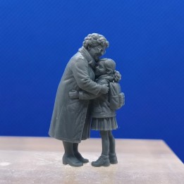 Mamie serrant sa petite-fille avec son sac à dos dans une scène à l’échelle 1:43
