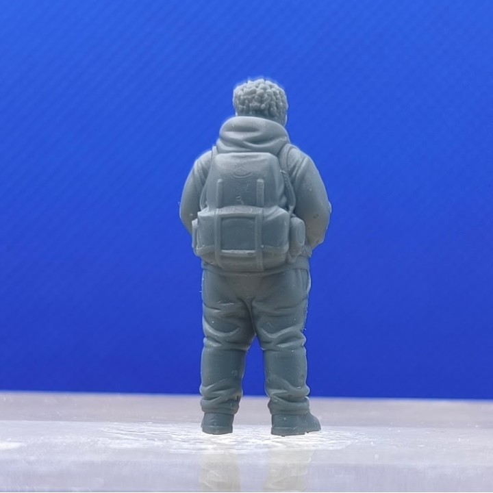 Garçon en sweat à capuche 1:43 vu de dos avec son sac à dos