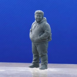 Garçon en sweat à capuche 1:43 avec sac à dos et mains dans les poches, vu de trois quarts