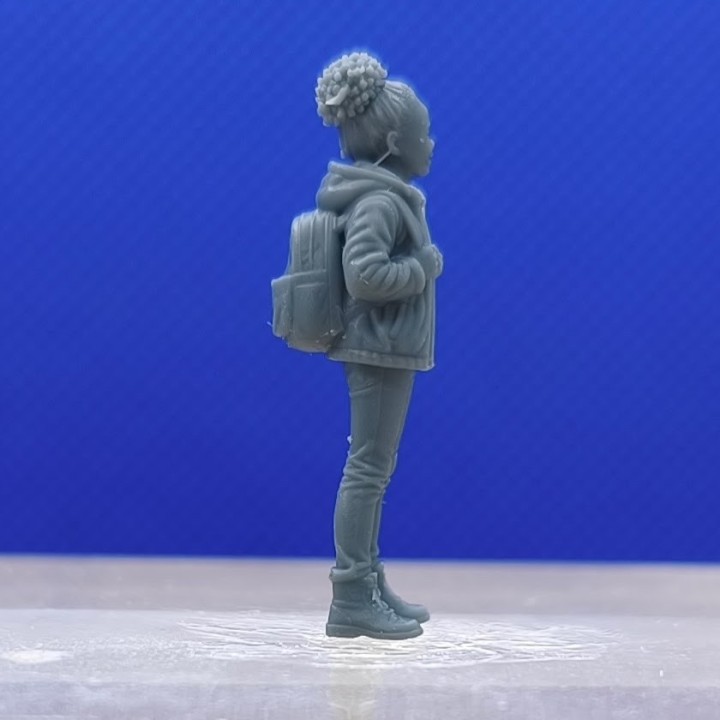Fillette avec son cartable en résine 3D à l’échelle 1:43 vue de profil