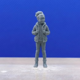 Fillette avec son cartable en résine 3D à l’échelle 1:43 vue de face
