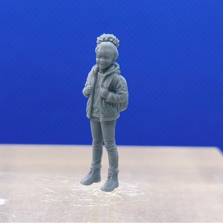 Fillette avec son cartable en résine 3D à l’échelle 1:43 vue de trois quarts