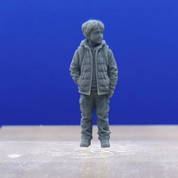 Garçon en veste à capuche avec sac à dos à l'échelle 1:43 vu de face