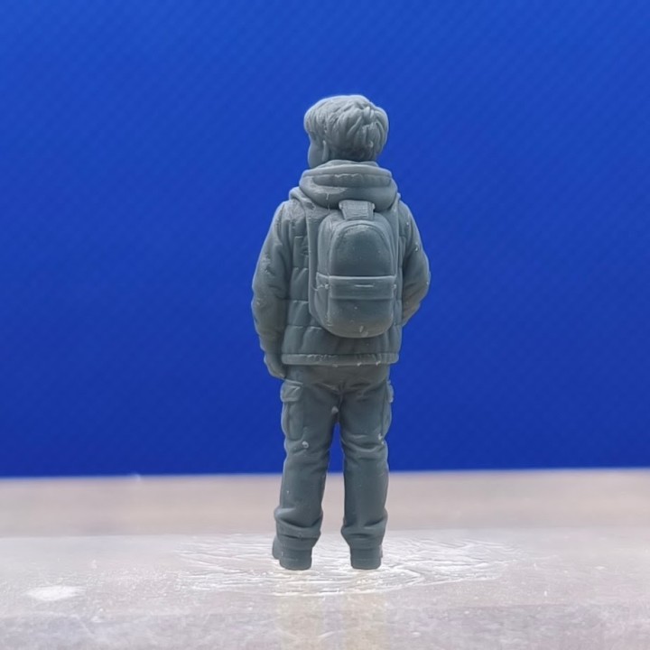 Garçon avec sac à dos et veste à capuche 1:43 vu de dos