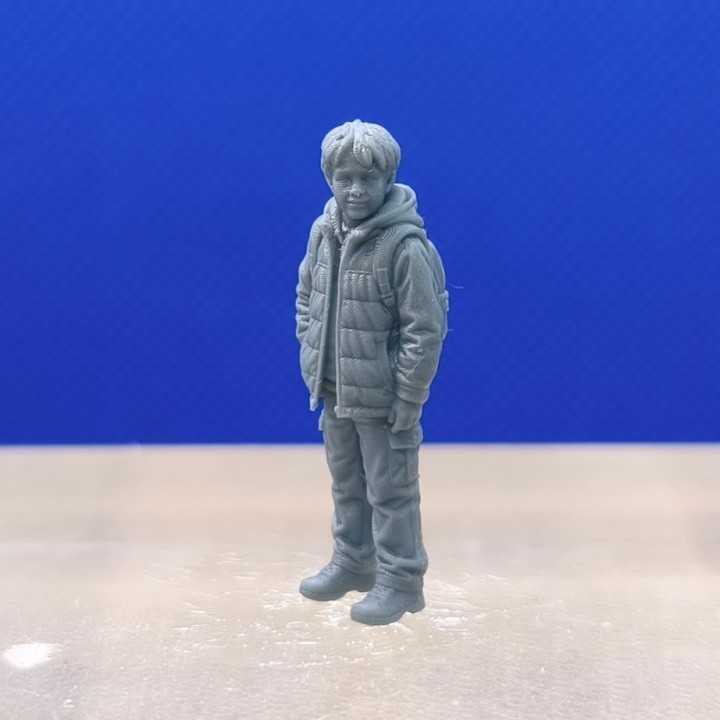 Garçon en veste à capuche et sac à dos 1:43 présenté de trois quarts