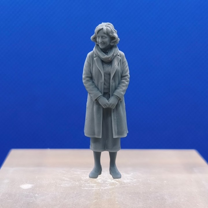 Madame la directrice de l'école 1:43 en résine 3D, vue de face