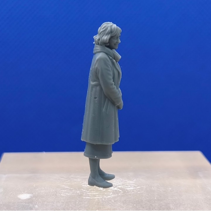 Madame la directrice de l'école 1:43 en résine 3D, vue de profil