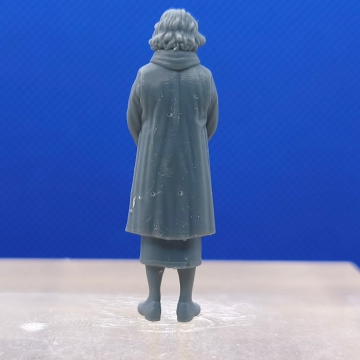 Madame la directrice de l'école 1:43 en résine 3D, vue de dos