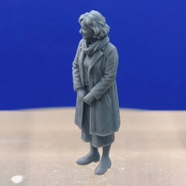 Madame la directrice de l'école 1:43 en résine 3D, vue de trois quarts