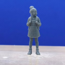 Fillette avec son cartable à l'échelle 1:43 vue de face