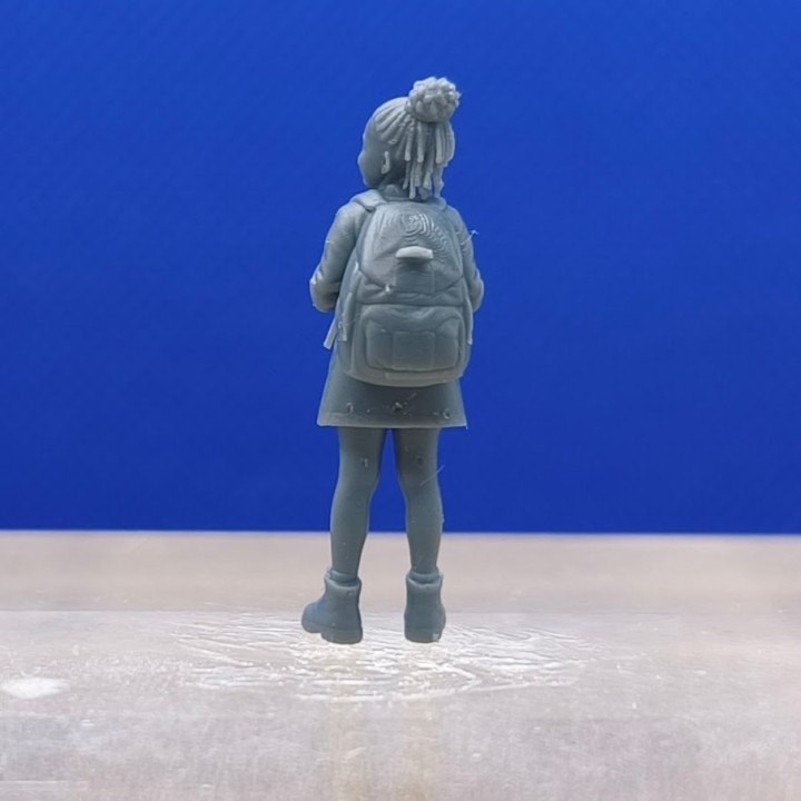 Fillette avec son cartable à l'échelle 1:43 vue de dos