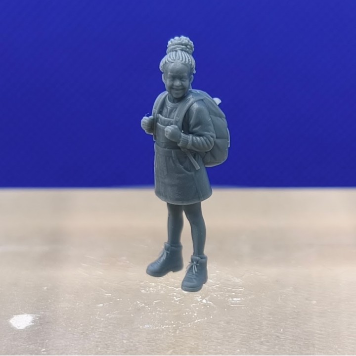 Fillette avec son cartable 3D Creative à l'échelle 1:43 vue de trois-quarts