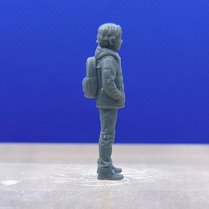 Garçon avec sac à dos 1:43 vu de profil, figurine 3D Creative