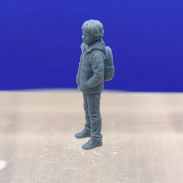 Figurine de garçon en jean avec sac 1:43 vue de profil, en résine 3D