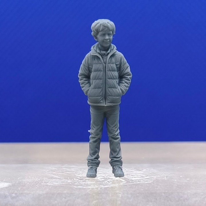 Figurine 3D Creative de garçon en jean à l’échelle 1:43 vue de face