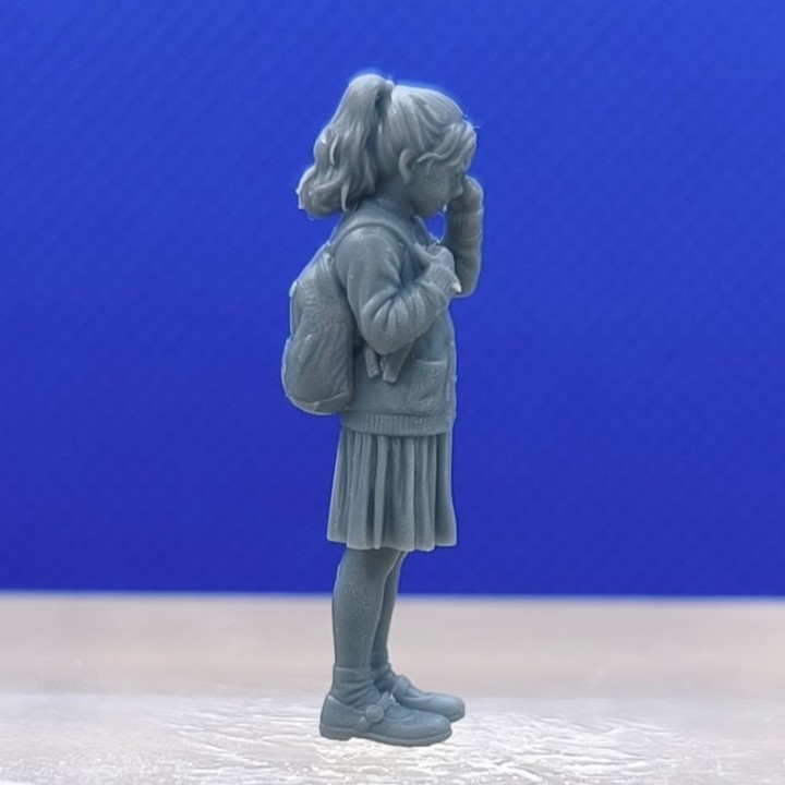 Fillette qui pleure 3D Creative à l’échelle 1:43 avec sac à dos, vue de profil