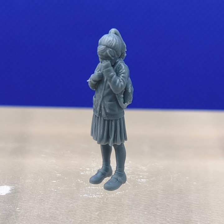 Fillette qui pleure 3D Creative à l’échelle 1:43, vue trois quarts avec sac à dos