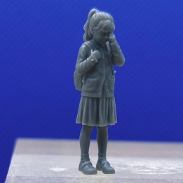 Fillette qui pleure 3D Creative à l’échelle 1:43 avec sac à dos, vue trois quarts