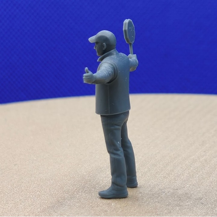 Garde de passage piéton 1:43 vu de profil arrière avec panneau et bras écartés