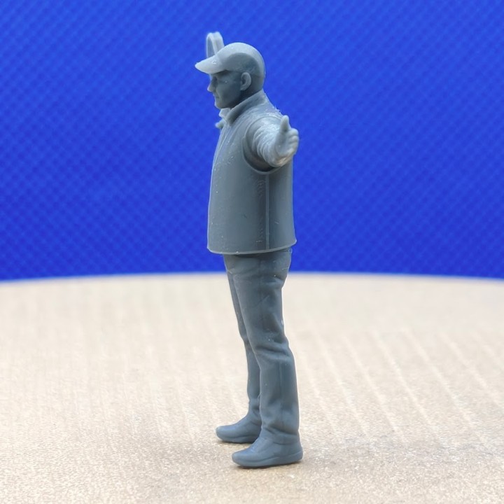 Garde de passage piéton 1:43 vu de profil, casquette et bras tendus