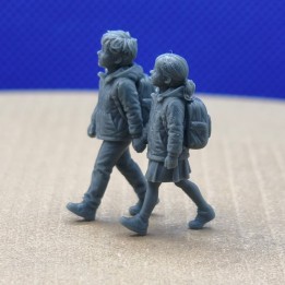 Diorama d’enfants qui se tiennent par la main 3D Creative à l’échelle 1:43