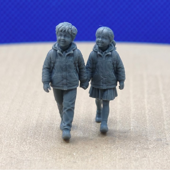 Diorama d’enfants qui se tiennent par la main 3D Creative à l’échelle 1:43