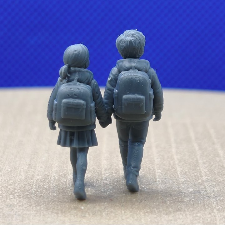 Diorama d’enfants qui se tiennent par la main 3D Creative à l’échelle 1:43