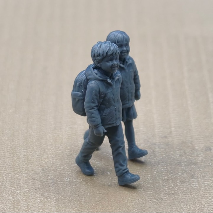 Diorama d’enfants qui se tiennent par la main 3D Creative à l’échelle 1:43