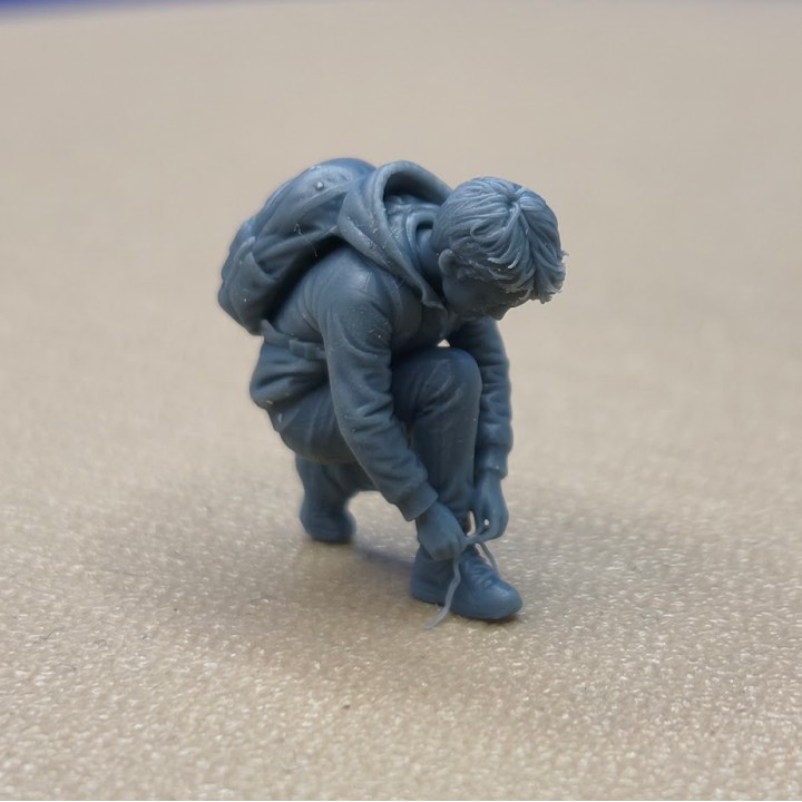 Diorama sur le thème de l’école avec un enfant qui fait son lacet au 1:43