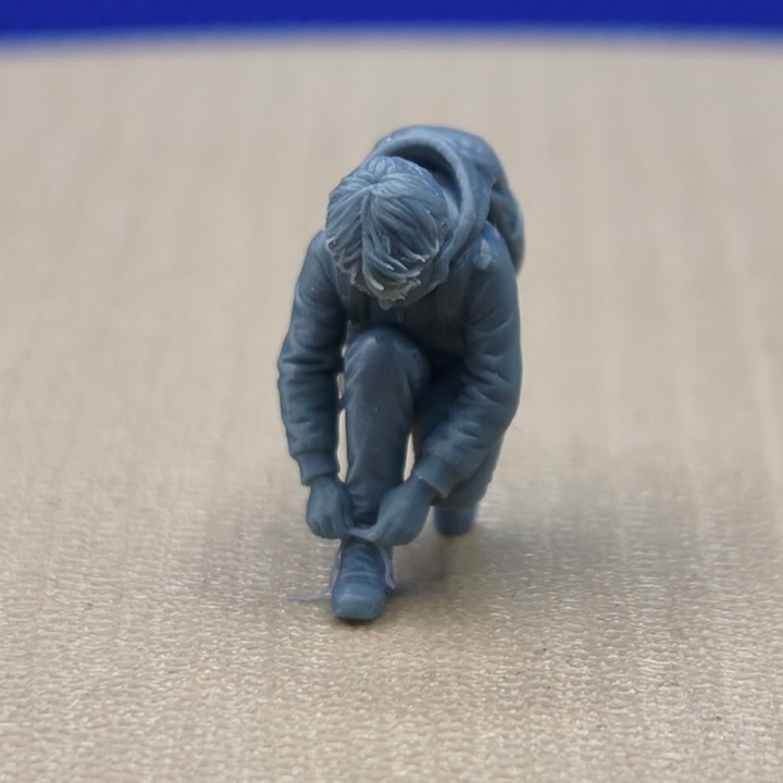Enfant qui fait son lacet, diorama 3D Creative à l’échelle 1:43