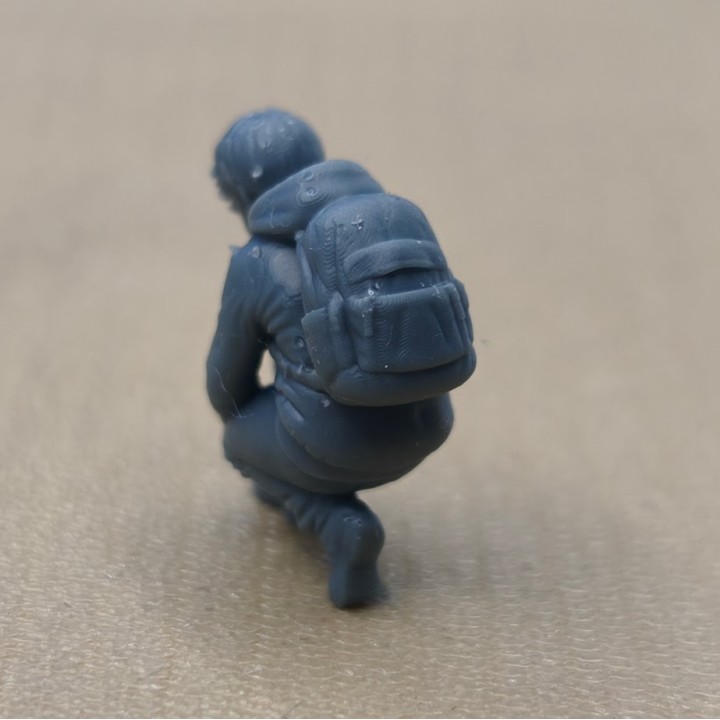 Enfant faisant son lacet, modèle 3D Creative en résine 3D à l’échelle 1:43