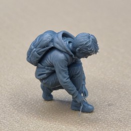 Diorama 3D Creative représentant un enfant qui fait son lacet à l’échelle 1:43