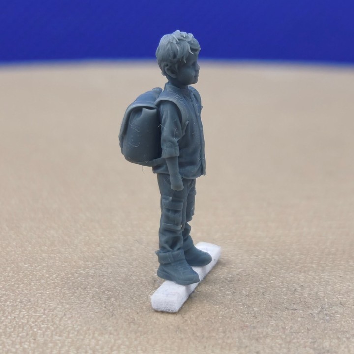 Timothée avec son cartable à l’échelle 1:43, figurine en résine 3D vue de profil