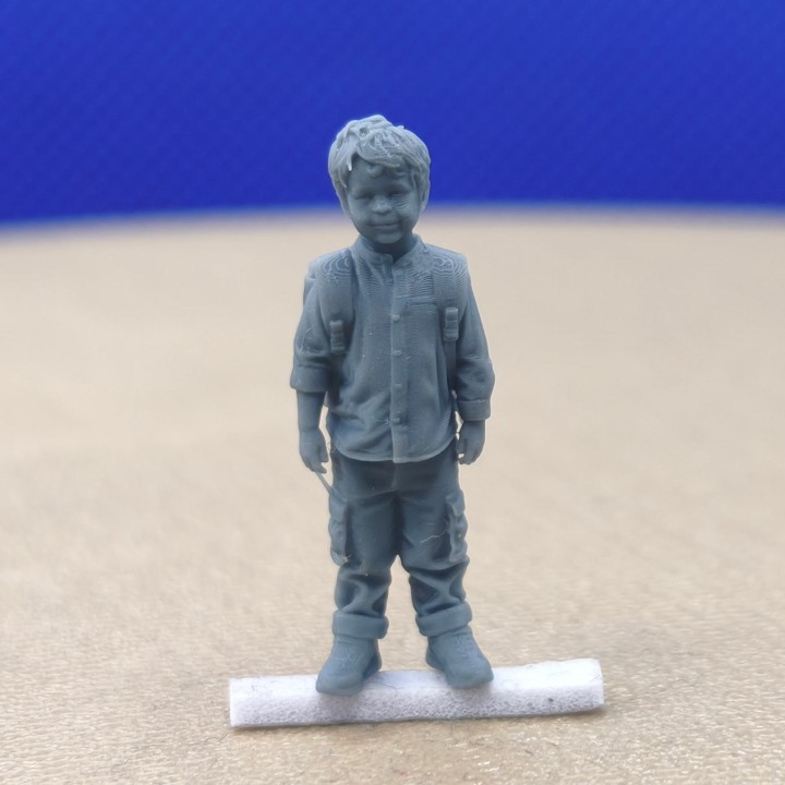 Timothée à la rentrée des classes à l’échelle 1:43, figurine vue de face avec cartable