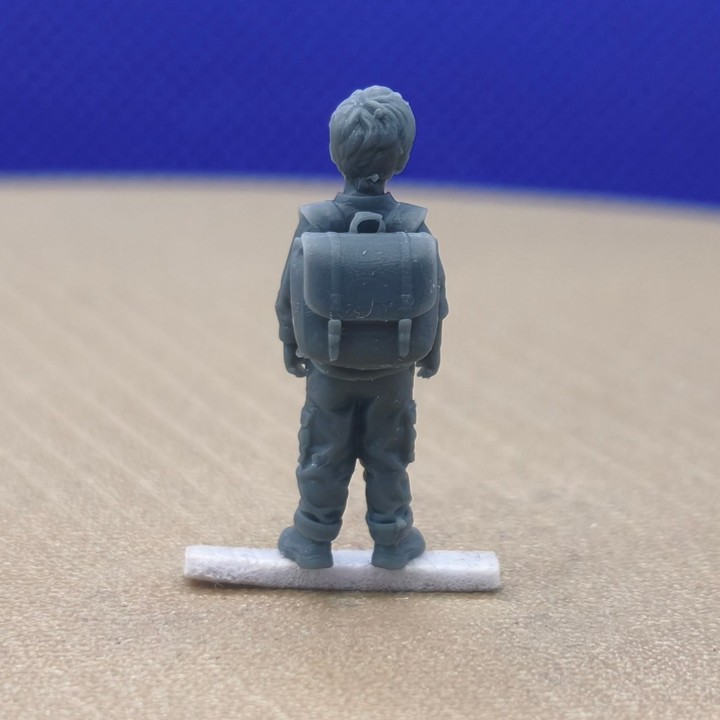 Timothée à l’échelle 1:43 vu de dos, avec son cartable clairement visible