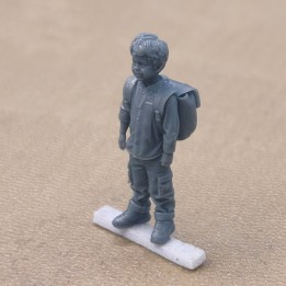 Timothée avec cartable à l’échelle 1:43, figurine en résine 3D vue de trois quarts