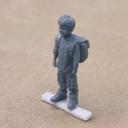 Timothée avec cartable à l’échelle 1:43, figurine en résine 3D vue de trois quarts