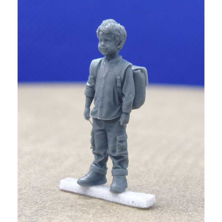 Timothée à la rentrée des classes à l’échelle 1:43, présenté de trois quarts avec son cartable
