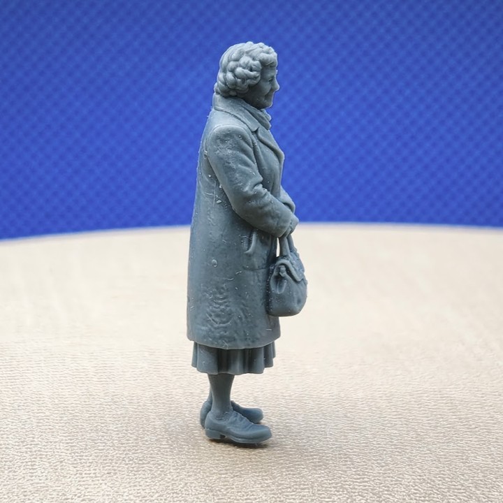 Mamie miniature avec sac à main à l’échelle 1:43 vue de dos