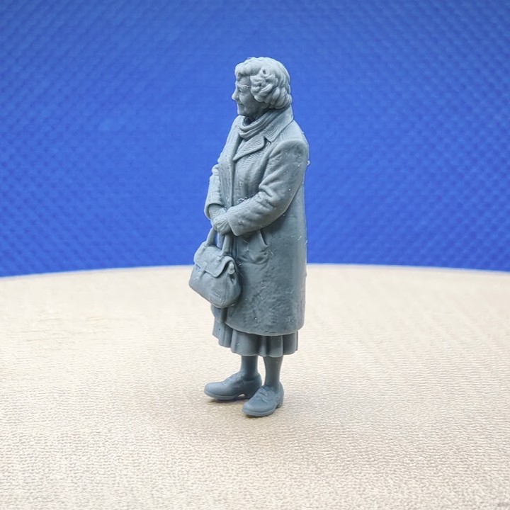 Mamie miniature 3D Creative avec sac à main à l’échelle 1:43 vue de profil
