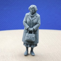 Mamie miniature avec sac à main à l’échelle 1:43 vue de face