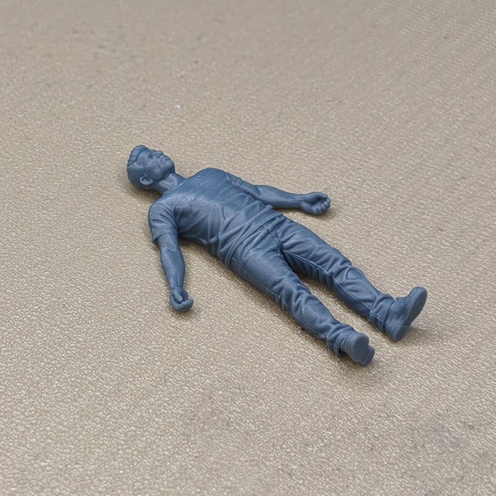 Figurine d’homme allongé au sol à l’échelle 1:43, vue rapprochée depuis la tête