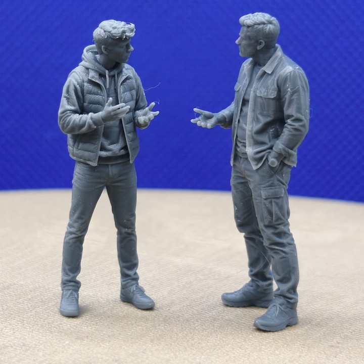 Deux hommes debout face à face en pleine discussion à l'échelle 1/43