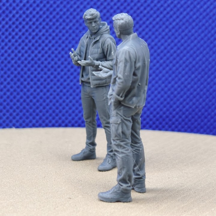 Deux hommes en pleine explication vus depuis le côté opposé à l'échelle 1/43