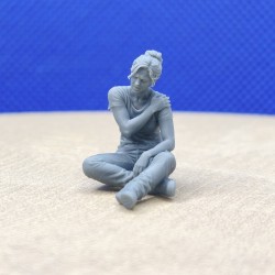 Diorama : Femme assise mal à l'épaule - Scène accident - 3D CREATIVE - 1/43